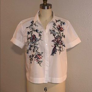 Cropped embroidered short sleeve shirt